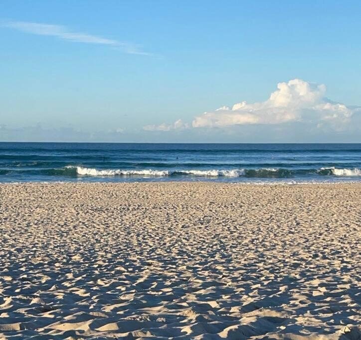 골드코스트 Chic Beachside Getaway 2Br 2Bath Fully Equipped 아파트 외부 사진