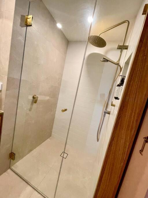 골드코스트 Chic Beachside Getaway 2Br 2Bath Fully Equipped 아파트 외부 사진