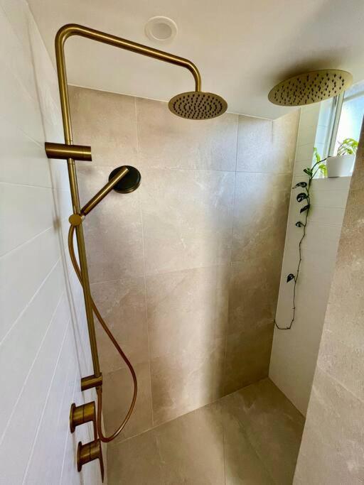 골드코스트 Chic Beachside Getaway 2Br 2Bath Fully Equipped 아파트 외부 사진