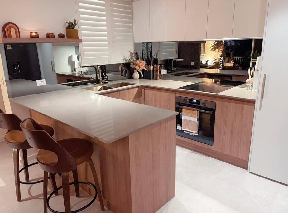 골드코스트 Chic Beachside Getaway 2Br 2Bath Fully Equipped 아파트 외부 사진