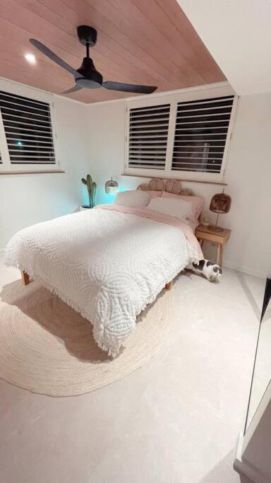 골드코스트 Chic Beachside Getaway 2Br 2Bath Fully Equipped 아파트 외부 사진
