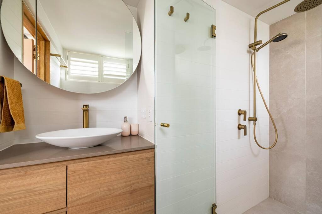 골드코스트 Chic Beachside Getaway 2Br 2Bath Fully Equipped 아파트 외부 사진