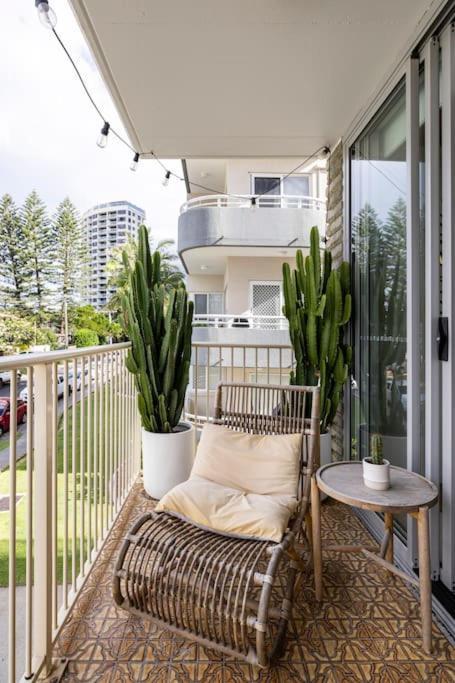 골드코스트 Chic Beachside Getaway 2Br 2Bath Fully Equipped 아파트 외부 사진